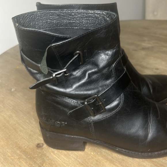 UGG Fletcher Black Leather Water-resistant Buckle Ankle Boots Women size 7 - Picture 12 of 16